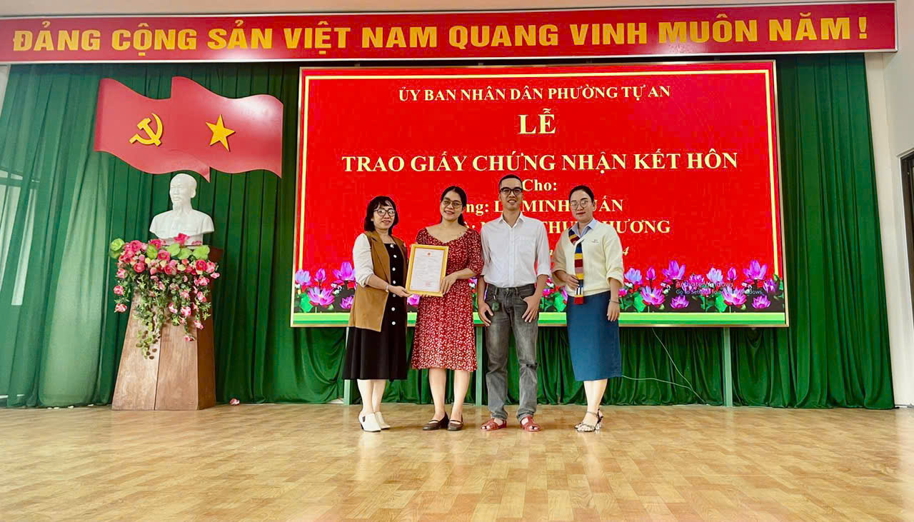 Lễ trao giấy chứng nhận kết hôn